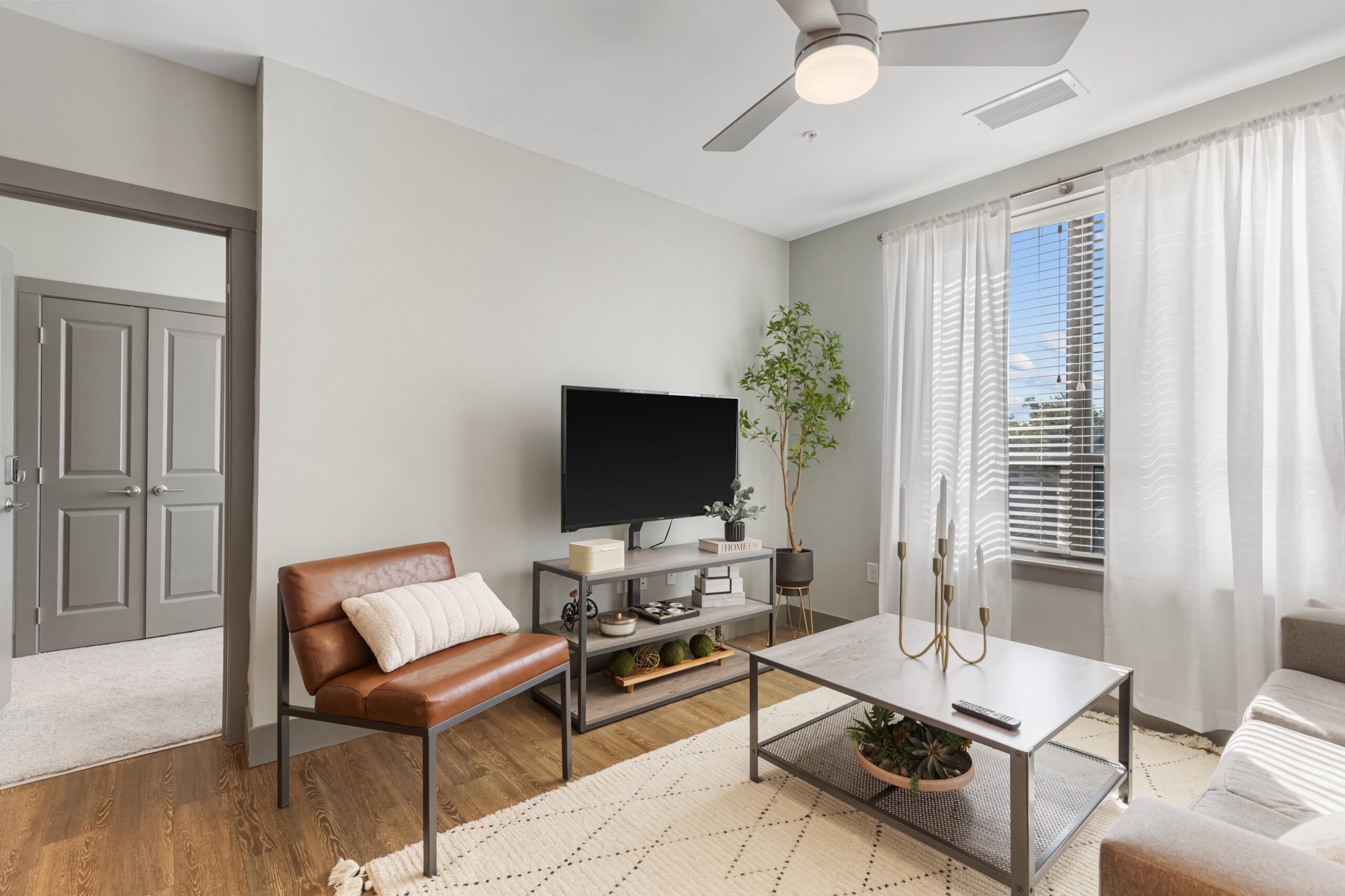 Modern and airy living room with leather and metal furniture